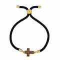 Dettaglio macro del bracciale intrecciato nero con croce dorata e chiusura regolabile - Corda Nera Multicolore