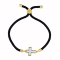 Dettaglio del bracciale regolabile in corda nera con croce dorata e perla con foglia - Cordino Nero Argento