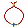 Dettaglio di bracciale rosso intrecciato con croce druzy blu dorata e chiusura a scorrimento - Corda Rossa Blu