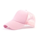 Détail d'une casquette de baseball rose en maille avec filet respirant et sangle réglable - Avec Étiquette / Rose