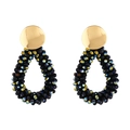 Détail de boucles d'oreilles goutte en perles de cristal avec reflets irisés et clous dorés - Noir Multicolore