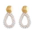 Détail de boucles d'oreilles en perles de cristal blanc en forme de goutte et métal doré - Blanc