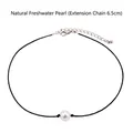 Dettaglio del choker con perla d'acqua dolce, cordoncino nero e catena estensibile 6,5cm - Collana in Corda di Pelle Nera con Catena di Estensione