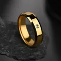 Primer plano de anillo de acero inoxidable dorado con borde biselado de 8mm y piedra - US 12 / Dorado