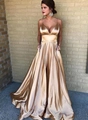 Vue détaillée d'une robe de soirée en satin champagne avec col en V et fines bretelles - Doré