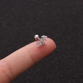 Makroaufnahme von 16G Edelstahl-Ohrstecker mit Marquise-Zirkonia auf dem Finger gehalten - Kronenstil Silber (No.10 Silber) / 1.2x6mm (Stabdicke x Länge)
