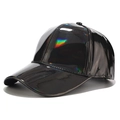 Vista laterale di un cappellino laser olografico lucido con finitura metallica - Regolabile / Nero