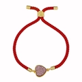 Pulsera ajustable de cuerda roja con dije de corazón rosa brillante y cuenta de metal oro - Cuerda Roja Multicolor