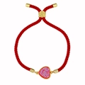 Detalle de pulsera de cuerda roja trenzada con dije de corazón dorado e incrustación Druzy - Cuerda Roja Rosa