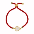 Detalle de una pulsera ajustable de cuerda roja con un colgante de corazón dorado de drusa - Cuerda Roja Blanco Crema