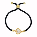 Vista macro de la pulsera de cordón negro ajustable con dije de corazón dorado - Cuerda Negra Blanco Crema