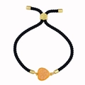 Detalle de pulsera tejida negra ajustable con dije de corazón naranja y cierre deslizante oro - Cuerda Negra Naranja