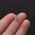 Dettaglio macro di un piccolo orecchino a cerchio in argento con zircone quadrato - Stile Gemma Quadrata (2#)