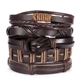 Dettaglio di bracciali in pelle marrone vintage con trame intrecciate e cordoncino rustico - GG1842