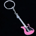 Primer plano de un llavero de guitarra eléctrica rosa hecho de aleación con acabado esmalte - Rosa