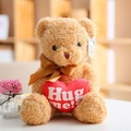 Oso de peluche marrón con cojín de corazón rojo y texto bordado de Hug Me - Oso Abrazo Corazón Beige