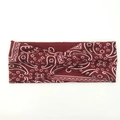 Détail du bandeau de yoga rouge foncé avec motif cachemire et nœud torsadé élastique - Bordeaux