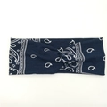 Détail du bandeau bleu marine avec motif paisley et nœud torsadé en tissu élastique - Bleu Marine