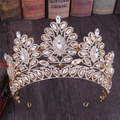 Detailansicht der Barock-Brautkrone in Gold mit Champagner-Strass auf Vintage-Büchern - KC Gold Champagner Kristall