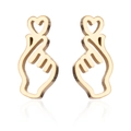 Dettaglio degli orecchini dorati a forma di gesto del cuore con finitura lucida e design - Oro