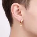 Pendiente de aro en acero inoxidable dorado con colgante de cruz usado por un modelo - Hebilla de oreja (Perforada) / Dorado