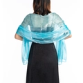 Detailansicht der Rückseite eines transparenten blauen Braut-Schals über Abendkleid - Seeblau
