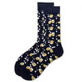 Detail von dunkelblauen Socken mit gelbem Bierkrugmuster und elastischem Bund - Größe 38-45 / Schwarzes Bier