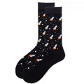 Detail von schwarzer Socke mit gestricktem Raketen- und Sternenmuster im Weltraumthema - Größe 38-45 / Schwarz Rakete