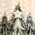 Stella di Natale color crema con dettaglio dorato e pendente di piume bianche morbide - Ciondolo a Stella Dorata con Piume
