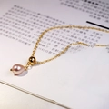 Elegante collana in titanio dorato con ciondolo in perla d'acqua dolce a goccia viola - Stile Perla Viola 7mm