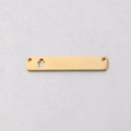 Détail d'un pendentif rectangulaire doré avec découpe de paume et deux trous de suspension - Paume Creuse (6x35mm) / Doré