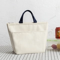 Beige geïsoleerde lunchtas met blauwe handvatten en handig voorvak voor picknick - Beige