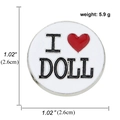 Schattige ronde emaille speld badge met I love DOLL design en rood hart in het wit - Rond I LOVE DOLL