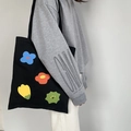 Detail der schwarzen Canvas-Tasche mit bunten abstrakten Blumenmustern und festem Stoff - Schulter-Stil Schwarz