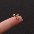 Detailansicht eines goldenen Mond-Ohrsteckers mit schimmernden weißen Zirkonia-Steinen - Mond Gold Stil (No.6 Gold) / 1.2x6mm (Stabdicke x Länge)
