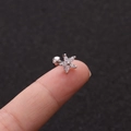 Detailaufnahme eines silbernen Blumen-Ohrsteckers mit klaren Mikro-Zirkonia-Steinen - Blumen Silber Stil (No.12 Silber) / 1.2x6mm (Stabdicke x Länge)