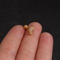 Detailansicht eines goldenen Mond-Ohrsteckers mit Zirkonia-Inlay und Schraubverschluss - Halbmond Gold Stil (No.8 Gold) / 1.2x6mm (Stabdicke x Länge)