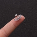 Detailansicht eines silbernen Titanstahl-Ohrsteckers mit Zirkonia-Besatz auf dem Finger - Blatt Silber Strass Stil (No.18 Silber) / 1.2x6mm (Stabdicke x Länge)