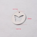 Ciondolo rotondo in acciaio lucido con design a farfalla, diametro 23 mm - Farfalla Rotonda Cava in Acciaio (23mm)