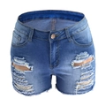 Detailaufnahme von Distressed-Denim-Shorts mit Rissen und ausgefranstem Saum auf Blau - Hellblau