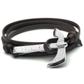 Bracelet multicouche en cuir marron foncé avec fermoir hache en argent sur fond blanc - Brun Foncé