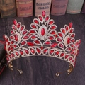 Dettaglio corona da sposa barocca con strass rossi su sfondo in legno antico - Oro KC Strass Rossi