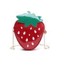 Sac bandoulière mignon en forme de fraise avec fini rouge brillant et chaîne dorée - Rouge