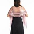 Eleganter malvenfarbener Chiffon Schal für Brautjungfern kombiniert mit schwarzem Kleid - Altrosa