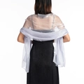 Silbergrauer leichter, transparenter Schal elegant drapiert über ein schwarzes Kleid - Hell Silber
