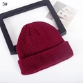 Vista detallada del gorro de punto acanalado rojo oscuro que muestra textura de lana suave - M (56-58cm) / Burdeos