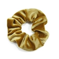 Chouchou en velours jaune doré avec texture plissée douce sur fond blanc - Jaune d'Or