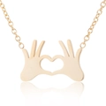 Minimalistische goldene Edelstahlhalskette mit Herz-Handgeste-Anhänger - Gold
