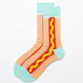 Detailsicht der Baumwollsocken mit Hot-Dog-Mustern und blauer Kontrastferse und -spitze - Hotdog