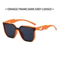 Orangefarbene Sonnenbrille mit grauen Gläsern und flammenden Aussparungen an den Bügeln - Oranger Rahmen Schwarzgraue Linse